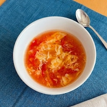 トマト缶が余ったらコレ作って！包丁いらずで簡単「ふわふわ卵のトマトスープ」