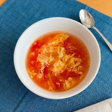 トマト缶が余ったらコレ作って！包丁いらずで簡単「ふわふわ卵のトマトスープ」