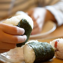 海外の人も上手く食べられる!?おにぎりの包み方
