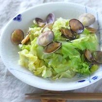 3000人絶賛＆キャベツ半玉消費レシピも！旨みたっぷり「あさりの酒蒸し」