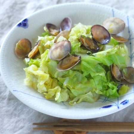 3000人絶賛＆キャベツ半玉消費レシピも！旨みたっぷり「あさりの酒蒸し」