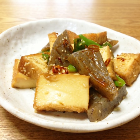 肉なしおかずに挑戦！「厚揚げとこんにゃくとピーマンのピリ辛炒め」の簡単献立