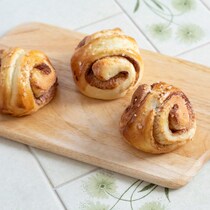 ホットケーキミックスや食パンで!?簡単「シナモンロール風」おやつ4選