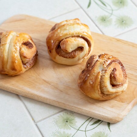 ホットケーキミックスや食パンで!?簡単「シナモンロール風」おやつ4選