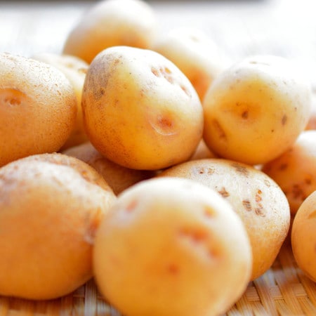 【裏ワザ】「新じゃがの皮」はアレでキレイ＆簡単に剥ける！