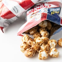 クリップも輪ゴムもいらない！「お菓子の袋」を閉じる方法