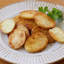 カリほく食感！10分で作れる「新じゃがの塩バター焼き」