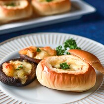 禁断のかさまし！材料3つで2品!?ナイアガラ椎茸コッペ、BBQにぴったり