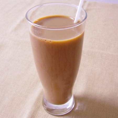 【裏ワザ】家で作る「アイスカフェオレ」がキレイに混ざる方法！