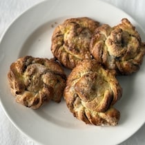 発酵いらず！ ホットケーキミックスで簡単「カルダモンロール」