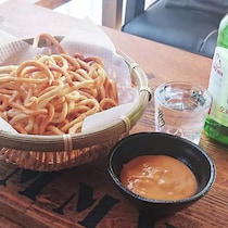 コスパよし！手が止まらない「カリカリうどん」がおやつやおつまみに大活躍