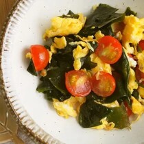 酢の物やスープ以外も！5分で完成する「わかめ副菜」