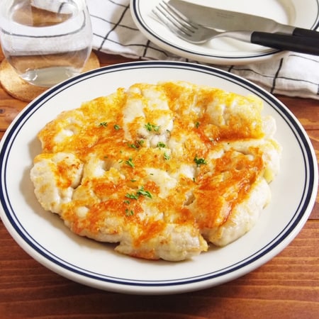 1枚ドーン！外カリカリ＆中ジュワ〜の「鶏むねのチーズ焼き」がハマるおいしさ