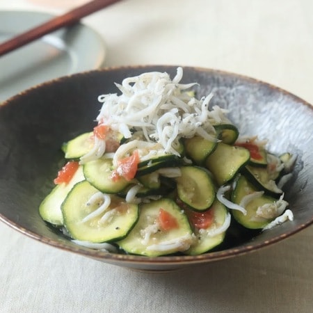 10分で完成！ご飯にもお酒にもあう「しらすとズッキーニの梅マリネ」