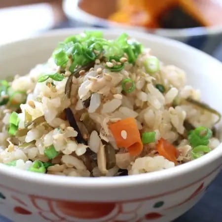 材料入れて炊くだけ！“調味料いらず”の炊き込みご飯がおいしすぎる