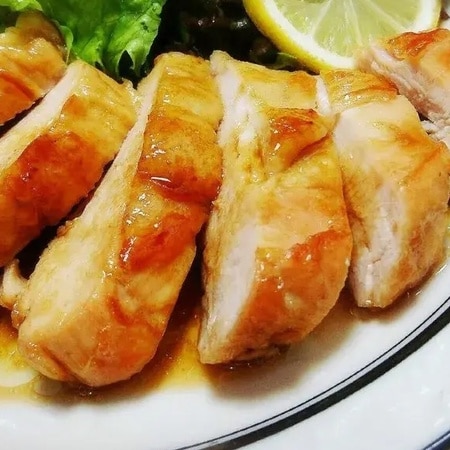 【裏ワザ】ステーキもパサつかない！鶏むね肉が「しっとりやわらかく」焼ける3つの方法