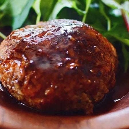 家族も絶対気づかない！「ジューシーハンバーグ」は◯◯を入れれば作れちゃう