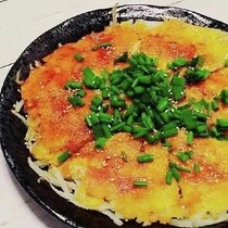 コスパ最高！「もやしの卵チーズ挟み焼き」が簡単で家族に大ウケ
