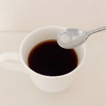 コーヒーに「塩」？ インスタントコーヒーを格上げする意外な隠し味を試してみた