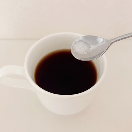 コーヒーに「塩」？ インスタントコーヒーを格上げする意外な隠し味を試してみた