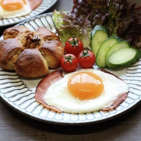 卵がすべり落ちない！おいしそうに見える「ハムエッグ」の焼き方