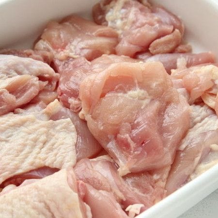 すべらず思い通り！皮つきの「鶏肉」をスムーズに切る方法