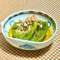 「まさかこんな食べ方があるなんて…！」包丁いらず！丸ごとレンジ5分の【ピーマン煮浸し】が驚きのおいしさだった