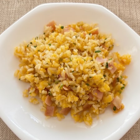 【レンジで5分】フライパンいらずの「パラパラチャーハン」が1人ランチにぴったり