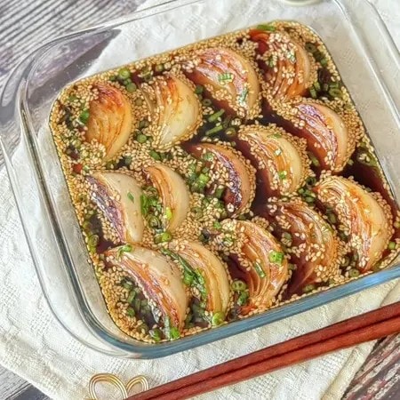 「玉ねぎだけでなんというごちそう…！」今だけの味、ごま油で焼いた【新玉ねぎ】の漬けがご飯止まらないおいしさ