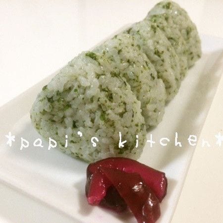 ◯◯を使って簡単！海苔を巻かない「塩むすび」がおいしい