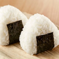 運動会弁当にも◎海苔をかみ切りやすい「おにぎり」の作り方