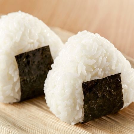 運動会弁当にも◎海苔をかみ切りやすい「おにぎり」の作り方