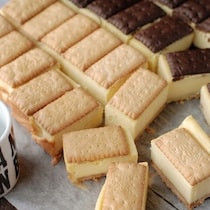指でつまめる「ひとくちチーズケーキ」の作り方。5月に最も読まれた「スイーツ」の記事は【月間ランキングTOP5】