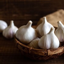 何も考えず冷蔵庫に入れちゃって後悔…にんにくの冷蔵保存法、これやらないと絶対損！腐りやすくなるこの季節にすぐに試せる裏技3選