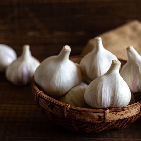 何も考えず冷蔵庫に入れちゃって後悔…にんにくの冷蔵保存法、これやらないと絶対損！腐りやすくなるこの季節にすぐに試せる裏技3選
