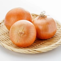 【裏ワザ】◯◯に浸けるだけで「玉ねぎの皮」がペロンとむける方法！