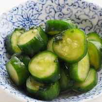 爆速5分で食卓に！あと一品に覚えておきたい「きゅうりの浅漬け」
