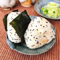忙しい日でも作りやすい！「朝おにぎり」レシピ味バリエ5選