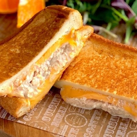 【フライパンでOK】チーズとろ〜り！ツナ缶で作る絶品「ダイナー風サンド」