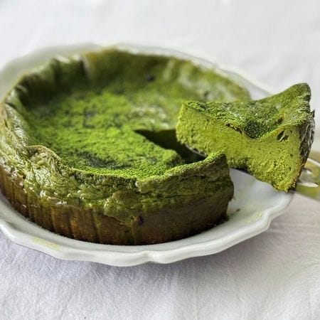 とろける食感がたまらない!おうちで本格「抹茶ベイクドチーズケーキ」