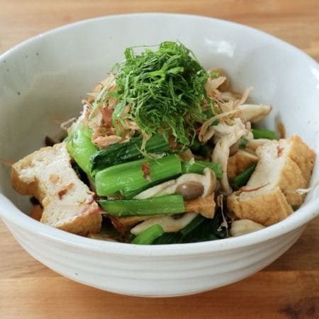【小松菜はこうやって食べてみて】副菜のマンネリ解消!めんつゆで味が決まる「絶品厚揚げサラダ」作ってみた