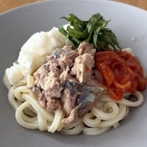 「旨すぎて楽！」火を使わないラクうま【サバ缶キムチうどん】を作ってみた
