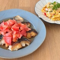 【あっという間に2品完成】さっぱり「焼きサバのトマトポン酢かけ」と「カニカマ卵炒め」の献立