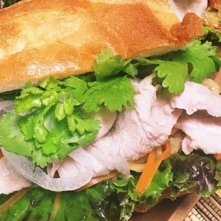 いつものパンで！お肉と野菜の酸味がクセになる「絶品ボリュームサンド」