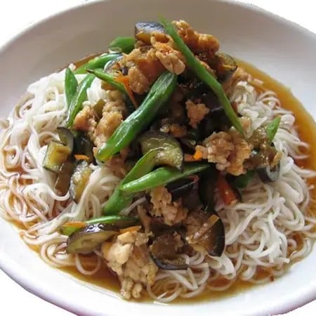 【がっつり旨すぎて箸止まらない!】なすとお肉の大満足「ご馳走そうめん」