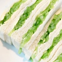 【えっ、きゅうりだけ!? 】食パンに挟むだけで絶品シャキ旨サンドイッチ