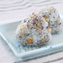 毎日食べても飽きない「ゆかりおにぎり」アレンジ5選
