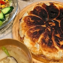 【忙しい日はコレ】フライパンどーん！肉汁あふれる皮パリ「包まないビッグ餃子」