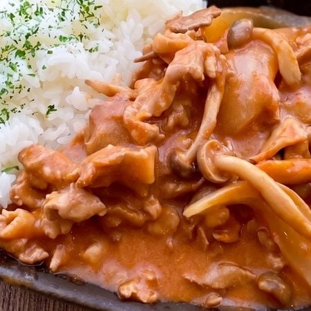 いつもの豚こまが激変!家族が大満足する「濃厚ストロガノフ風煮込み」