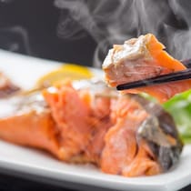 ほったらかしてたらしっとりジューシーな焼鮭ができちゃった！SNSで話題の魚の食べ方